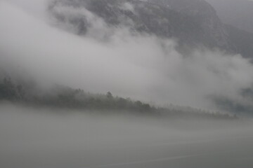 Bergkette in Wolken und Nebel gehüllt 