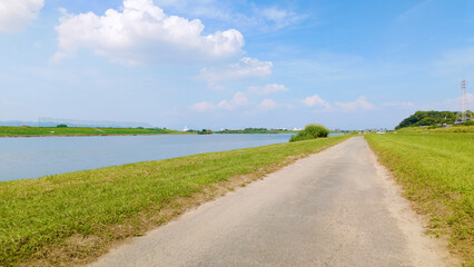 青空と川の風景