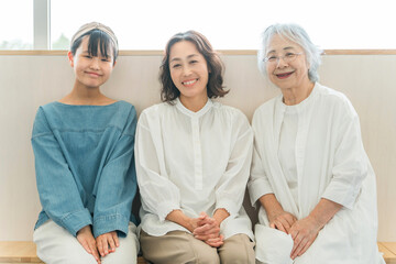 Obraz premium 座って話をする三世代親子（孫・母親・おばあちゃん） 
