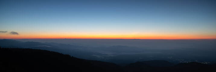 長野県と群馬県の県境の絶景　渋峠の朝