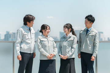 作業着・作業衣服を着た製造業・建築業・運送業・建設業の男女スタッフ

