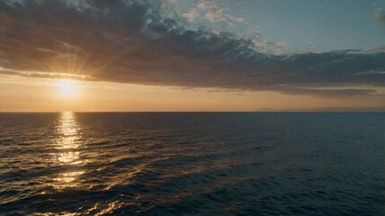 Obraz premium A beautiful sunsets over the sea