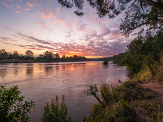 Obraz premium Sunset Over the River with Reflections