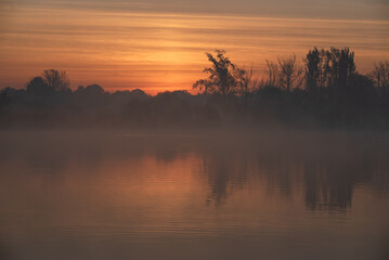 Jesienny mglisty poranek, tapeta. © Elżbieta Kaps