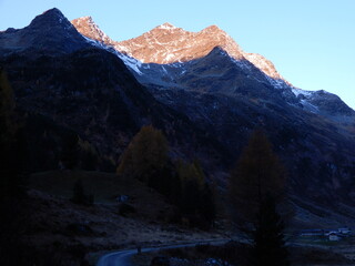 Fototapeta premium kurz vor der Seebachalm im Defereggental in Osttirol.... links oben in der Sonne die Fleischbachspitze 3157m