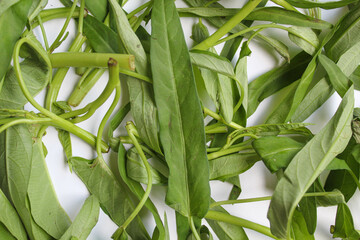 Obraz premium Scattered water spinach leaves, on white background, flat lay or top view