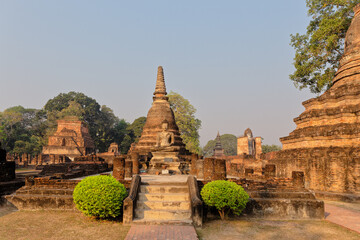 Figuren und Pagoden in der Tempelanlage Wat Mahathat in Sukhothai, Thailand