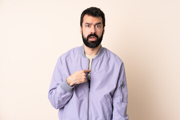 Obraz premium Caucasian man with beard wearing a jacket over isolated background pointing to oneself