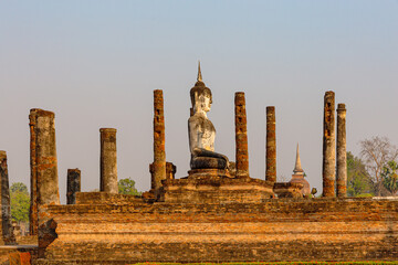 Figuren und Pagoden in der Tempelanlage Wat Mahathat in Sukhothai, Thailand