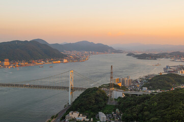 Obraz premium 火の山公園から望む夕日に染まる関門海峡