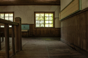 Fototapeta premium 廃小学校の校舎内に残る廊下跡