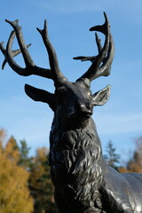 Fototapeta premium statue of a deer in an autumn park (deer bridge in Pavlovsky Park)