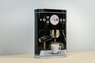 Kaffeedose im Design einer Espressomaschine mit Temperaturanzeige und Tasse in Nahaufnahme