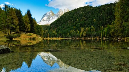 Palpuognasee im Herbst mit Spiegelung im Wasser