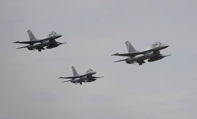 f 16 fighter jet formation in flight