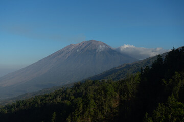 Fototapeta premium Majestic mountain peak under a clear blue sky.