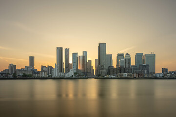 Obraz premium Canary Wharf at sunset, shot from the Greenwich peninsula .