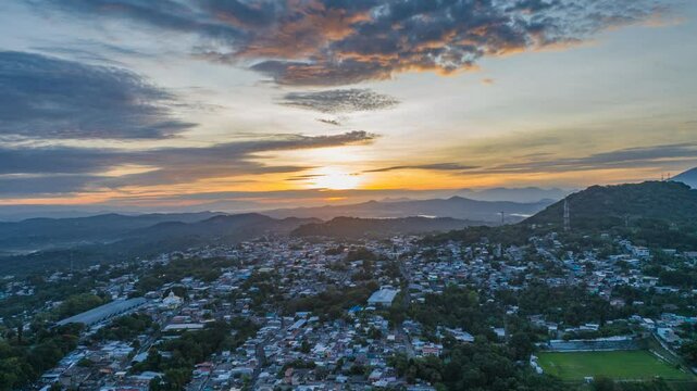 Hyperlapse del amanecer en el pueblo, con cilueta del sol 