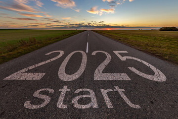 Naklejka premium numbers 2025 and start on asphalt road highway with cracks with sunrise or sunset sky background. concept of destination in future, freedom, work start, run, planning, challenge, target, new year