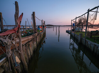 Letztes Abendlicht in der Fischersiedlung Holm an der Schlei in Schleswig.