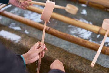 日本の神社にある手水舎にある柄杓