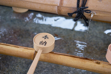 日本の神社にある手水舎にある柄杓