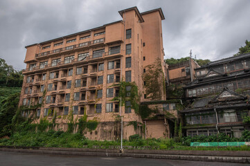 廃墟となった廃旅館の外観