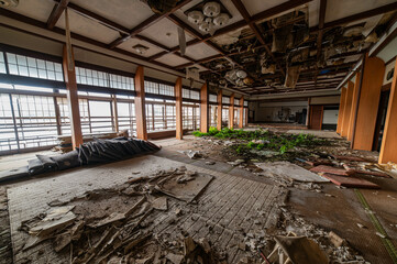 廃墟となった廃旅館の大広間