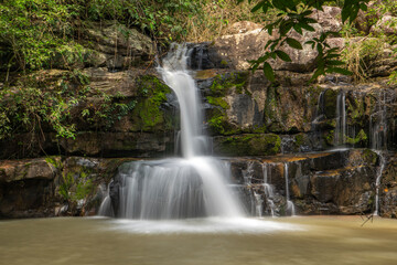 Obraz premium Tab tewa waterfall at dong phayayen-khao yai forest complex in pangsida national park. sakaeo province thailand.