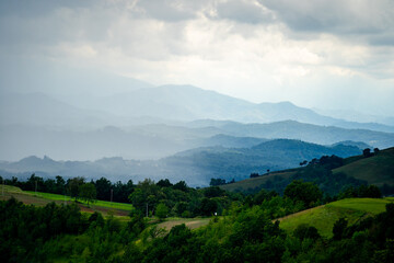 Obraz premium Rainy landscape and mountains in the background