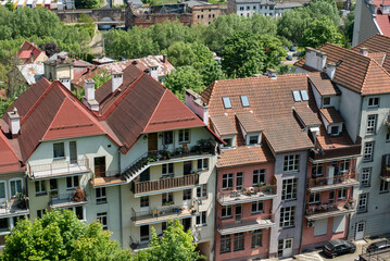 Obraz premium A panoramic view of the city of Klodzko from the fortress, showcasing its charming architecture, winding streets, and the scenic Nysa river below.