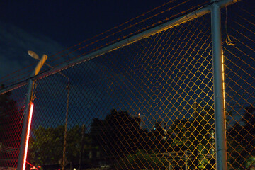 Obraz premium A fence with a red light on it