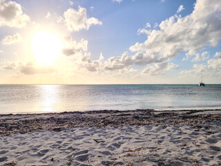 Obraz premium Serene sunset ocean view from a beach.