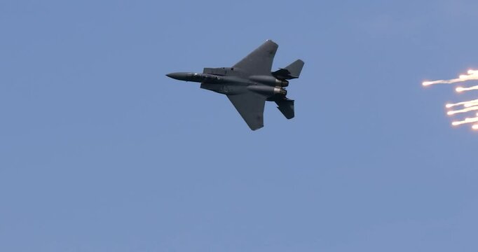 F-15イーグル戦闘機によるデモンストレーション飛行中のフレア投下