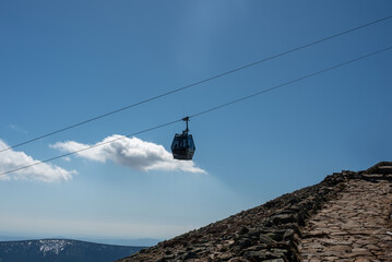 Obraz premium The funicular railway to Mount Sněžka from the Czech side offers a scenic ride, providing stunning views of the Karkonosze Mountains and surrounding nature.