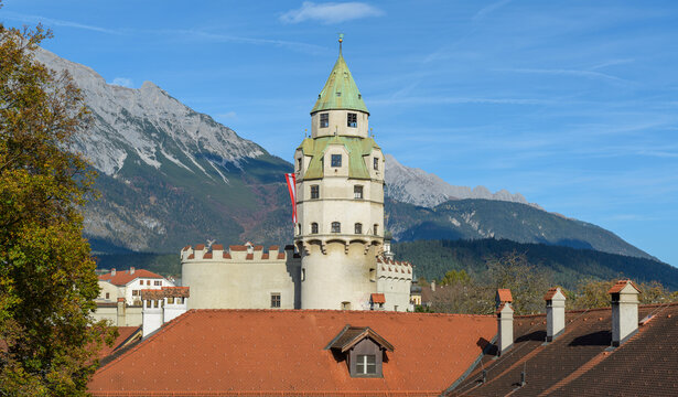 M&uuml;nzerturm in Hall in Tirol im Herbst