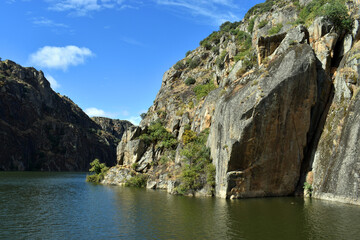 Granitic and metamorphic rocks in the Duero River.