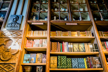 Fototapeta premium La Librairie Lello à Porto, célèbre pour son escalier