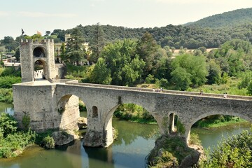 Le pont fortifié menant au village médiéval de Besalù en Catalogne