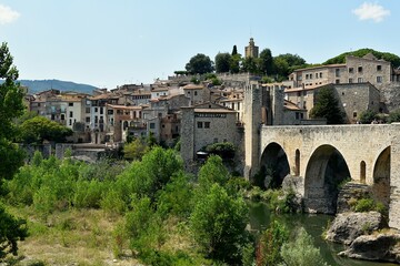 Le pont fortifié et le village médiéval de Besalù en Catalogne
