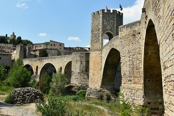 Le pont fortifié menant au village médiéval de Besalù en Catalogne