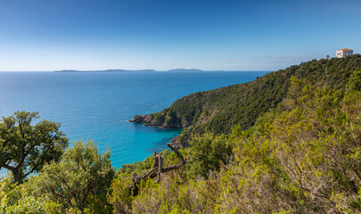 Randonn&eacute;e le long de la Corniche des Maures avec  la maison Foncin en arri&egrave;re plan