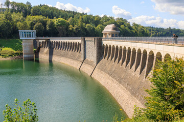 Naklejka premium Staumauer der Listertalsperre, die auf der Trockenseite die Begrenzung zum Biggesee darstellt