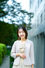 笑顔の若いビジネスウーマン