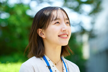 笑顔の若いビジネスウーマン