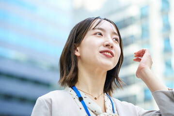 笑顔の若いビジネスウーマン