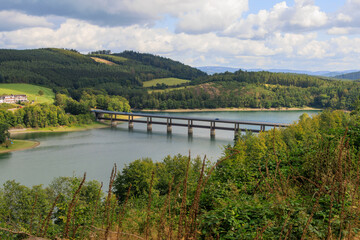 Fototapeta premium Doppelstockbrücke für Fahrzeuge und die Eisenbahn über den Biggesee zwischen Attendorn und Olpe