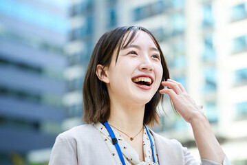 笑顔の若いビジネスウーマン
