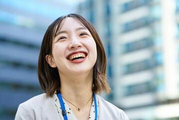笑顔の若いビジネスウーマン