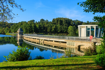 Fototapeta premium Staumauer der Listertalsperre, die auf der Trockenseite die Begrenzung zum Biggesee darstellt